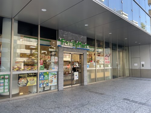 コンビニ　ファミリーマート 恵比寿南三丁目店（コンビニ）まで56m