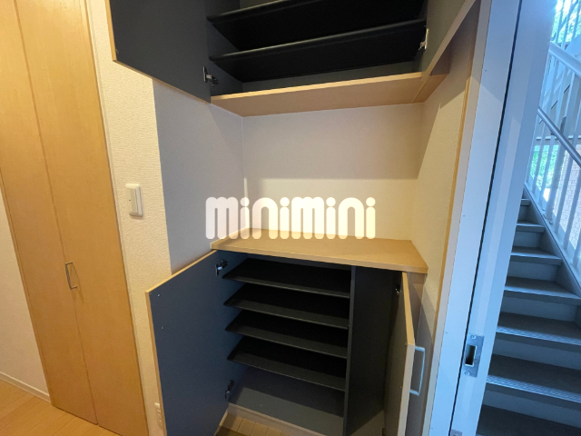 玄関　下駄箱はたっぷり収納できます