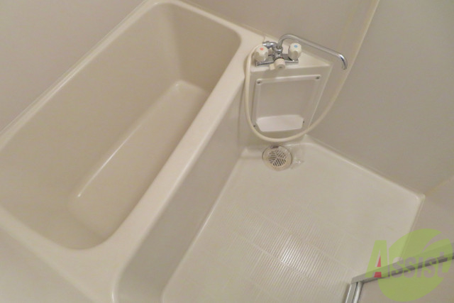バス・シャワールーム　お風呂は広さも有り、ゆったり入ってられそうです。