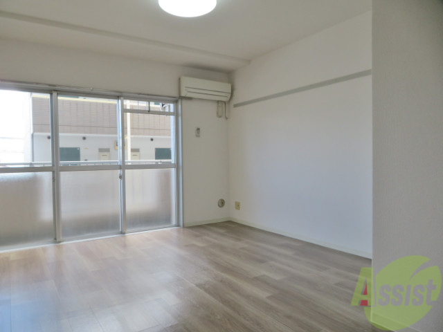 居室・リビング　キレイなフローリングの広々としたお部屋。家具の配置もラクチン