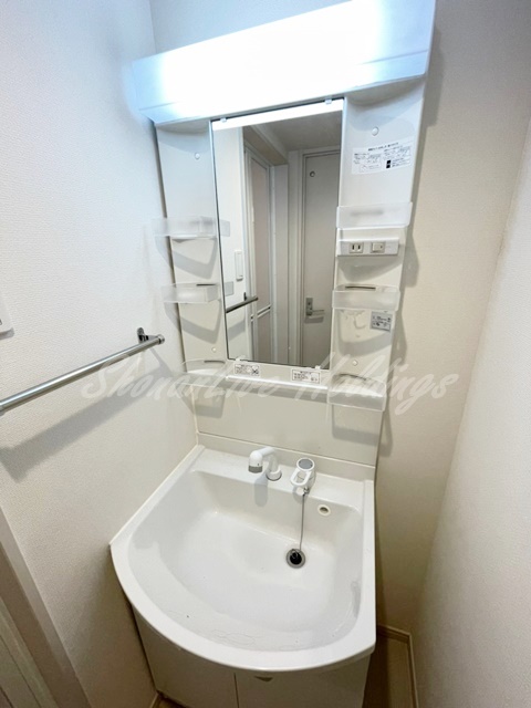 洗面設備　明るい洗面所です