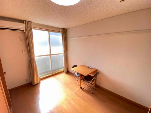 居室・リビング　こちらの居間で趣味の時間をお楽しみください