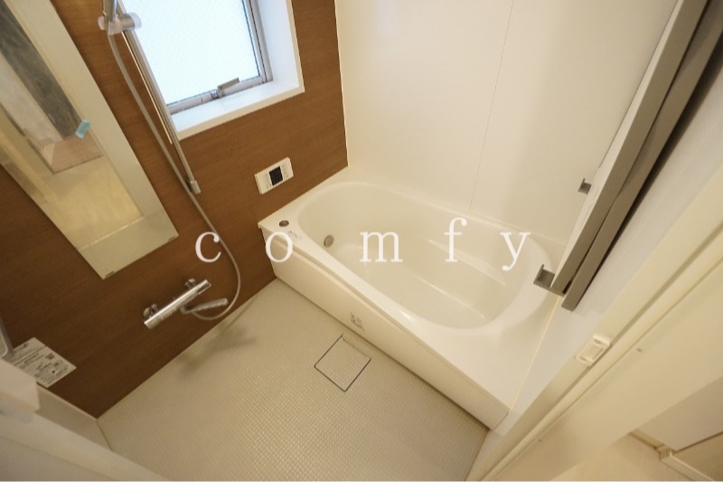 バス・シャワールーム　窓のあるバスルーム