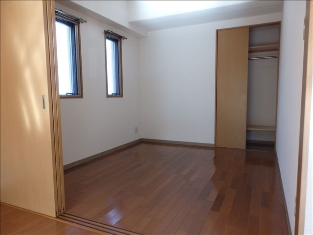 その他部屋・スペース　落ち着いた色調の寝室です