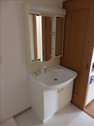 洗面設備　独立洗面台、朝の身支度には欠かせません