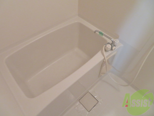 バス・シャワールーム　バスルームは狭すぎず、シャワーも浴びやすそうです。