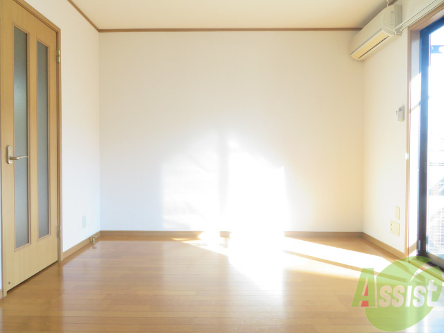 居室・リビング　８帖の洋室です。広々として、きれいですね。