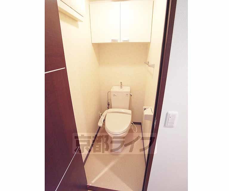 トイレ　温水洗浄便座付きで快適に過ごせます。