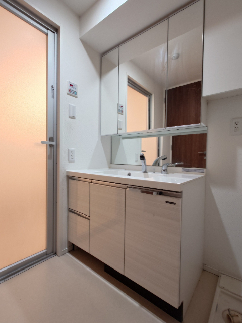 洗面設備　三面鏡付き洗髪洗面化粧台