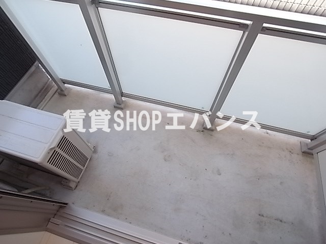 バルコニー　暖かな日差しのふりそそぐバルコニー