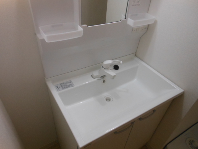 洗面設備　明るい洗面所です