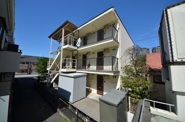 建物外観　★程よい緑に囲まれた、居心地の良い物件です★