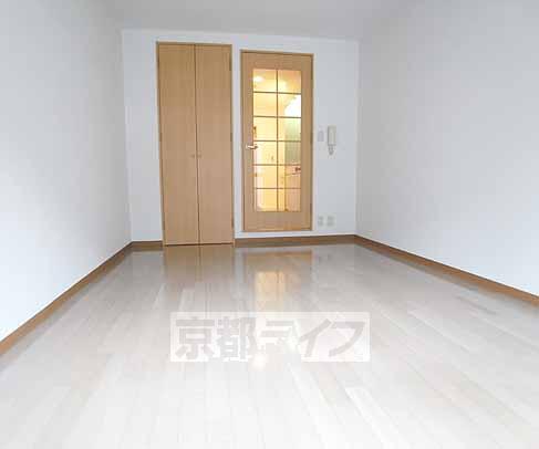 居室・リビング　白を基調としたお部屋です。