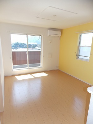 居室・リビング　南向きで明るいリビングルーム