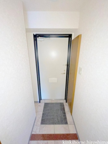 玄関　写真は別のお部屋です。※現況優先でお願いします