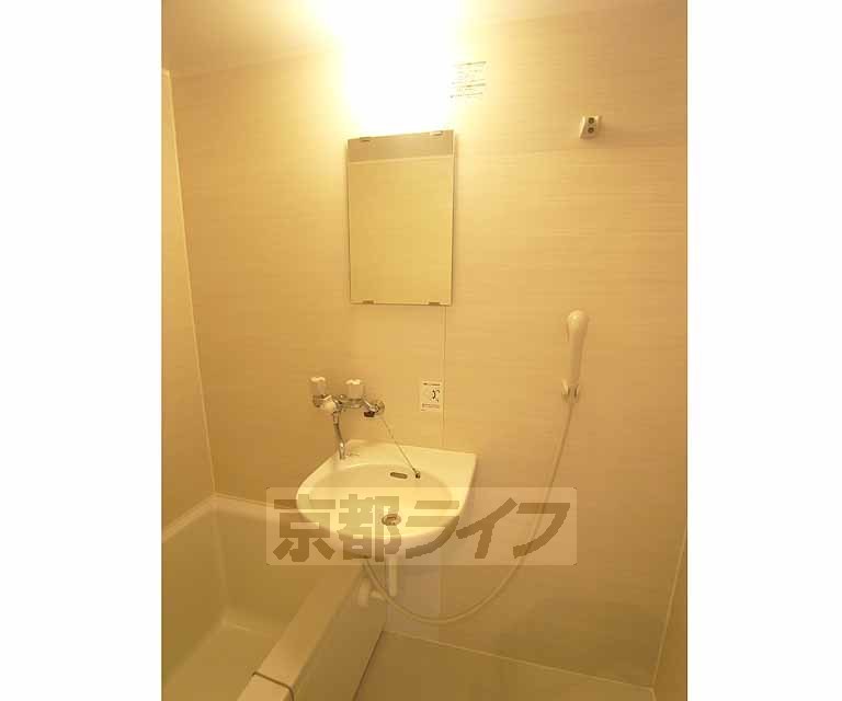 洗面設備　綺麗な洗面台です。