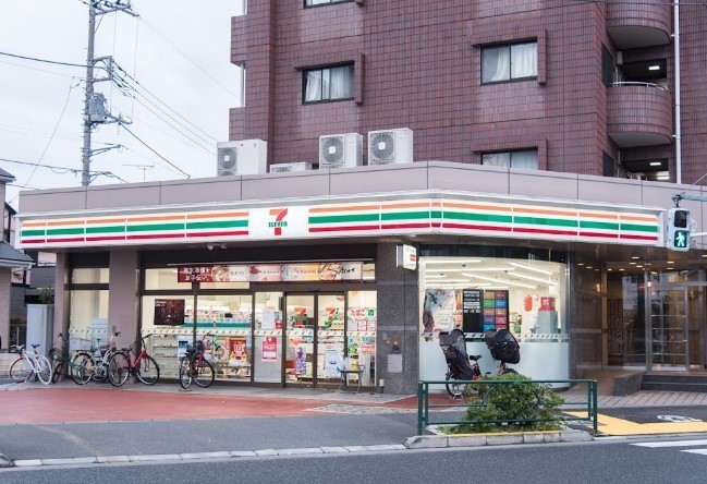 コンビニ　セブンイレブン（コンビニ）まで240m