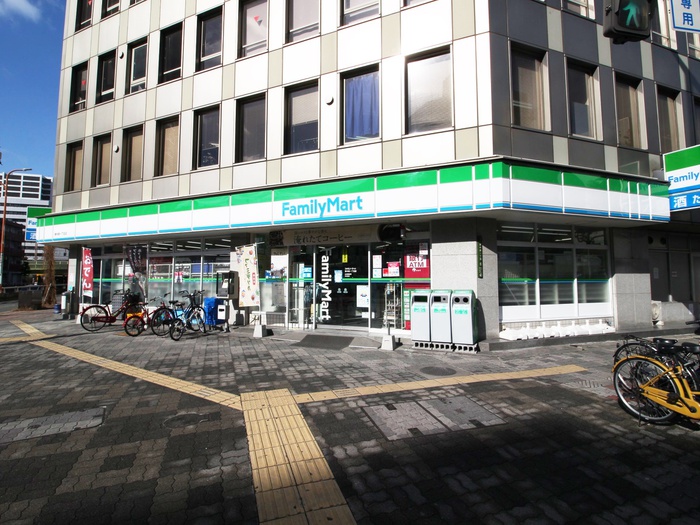 スーパー　ファミリーマート（スーパー）まで80m