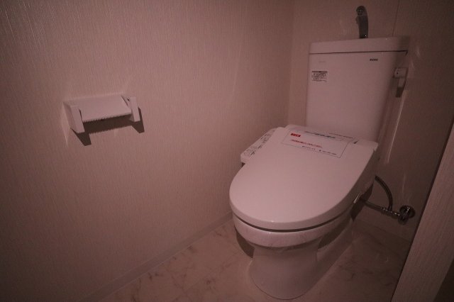 トイレ　落ち着いた色調のトイレです