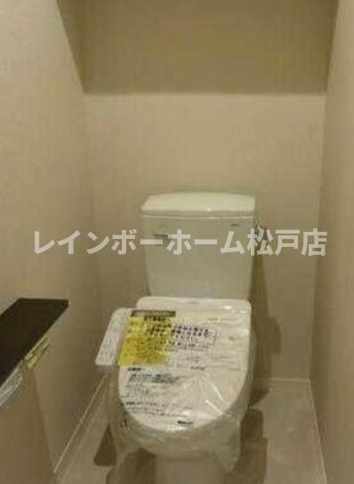 トイレ　落ち着いた色調のトイレです