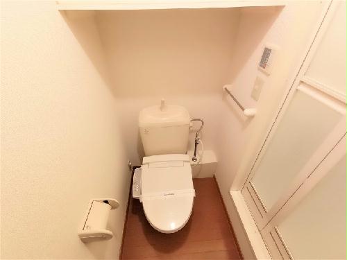 トイレ　トイレの壁には棚が設置されています。