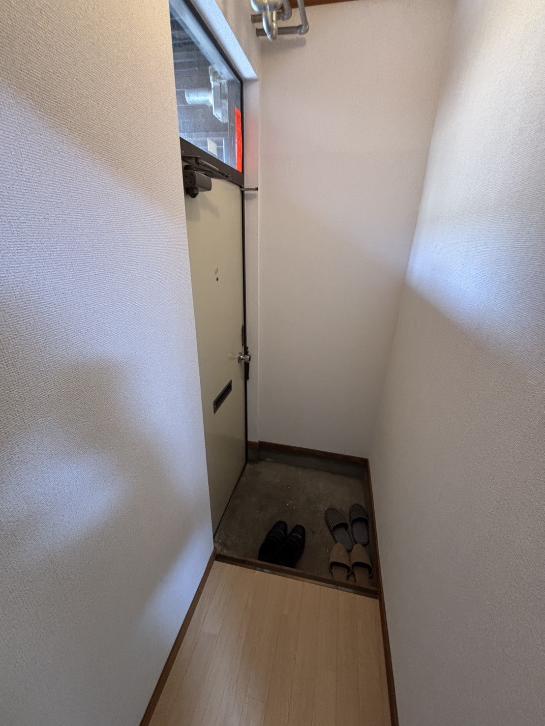 玄関　別号室、別間取りの写真になります。