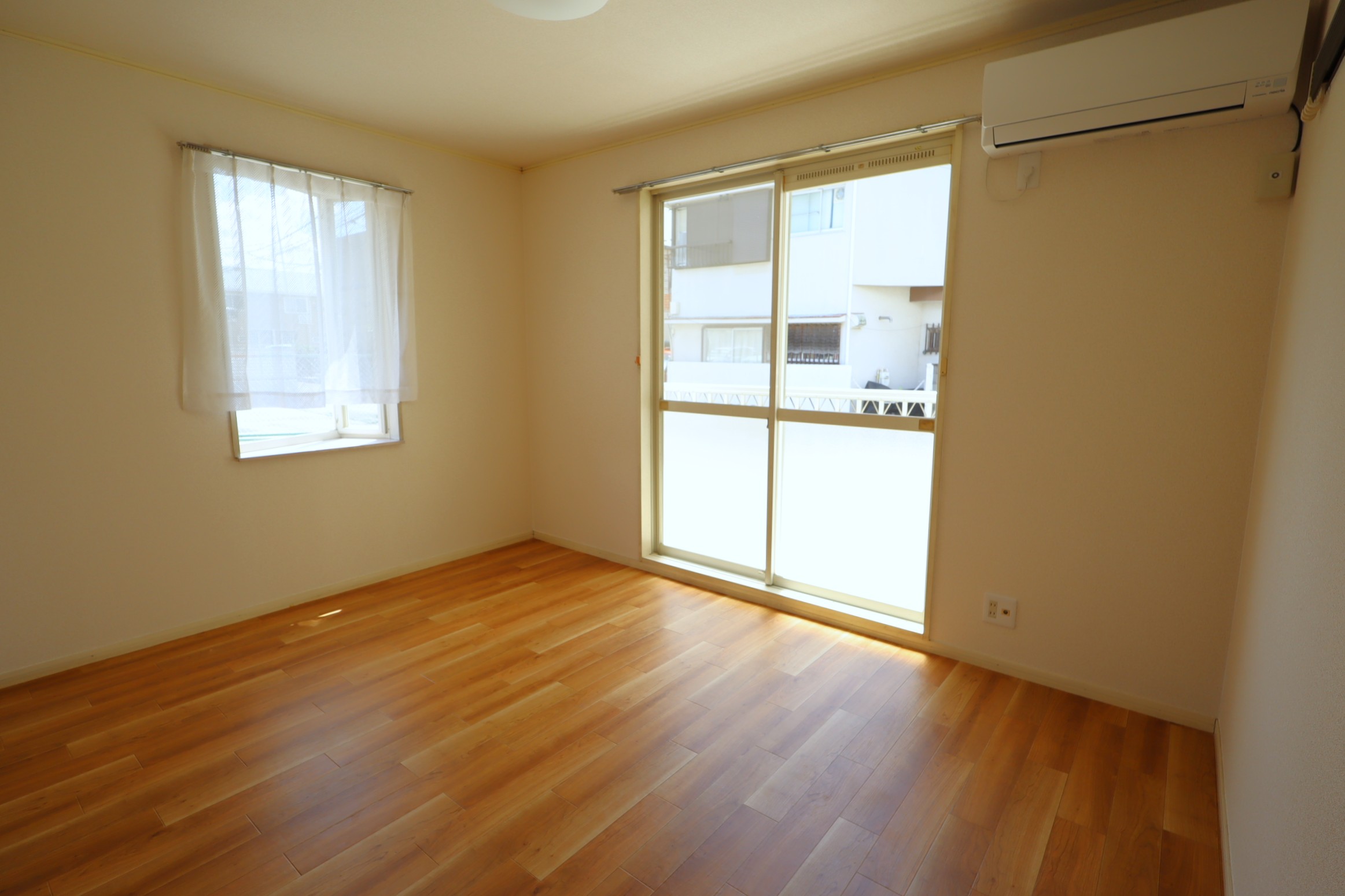 居室・リビング　洋室6帖（南・西に窓があり、とても明るいお部屋です）