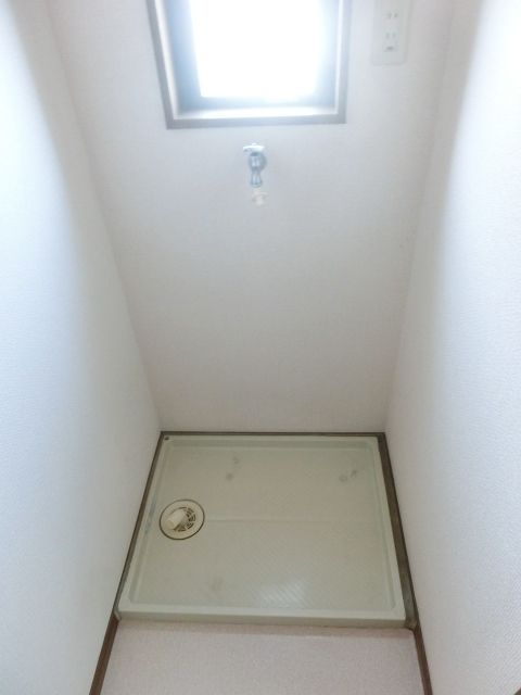 洗面設備　窓付きの脱衣所
