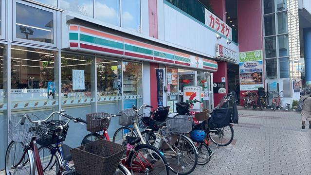 コンビニ　セブンイレブン（コンビニ）まで885m