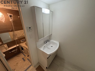 洗面設備　三面鏡の独立洗面台です