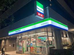 コンビニ　ファミリーマート 中目黒駅前店（コンビニ）まで76m