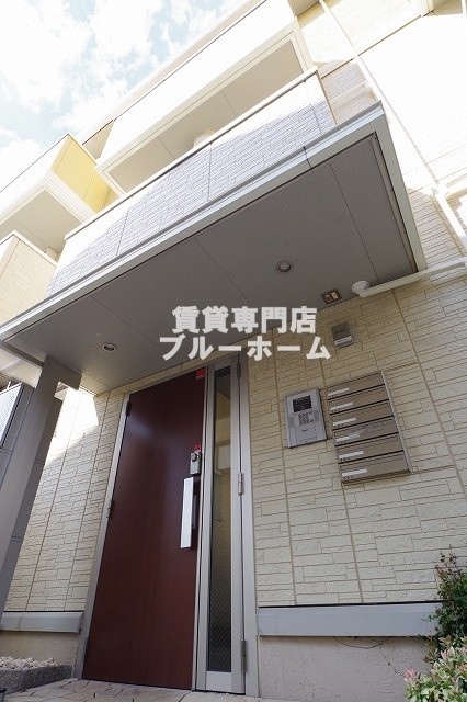 建物外観　軽量鉄骨造３階建ての物件！