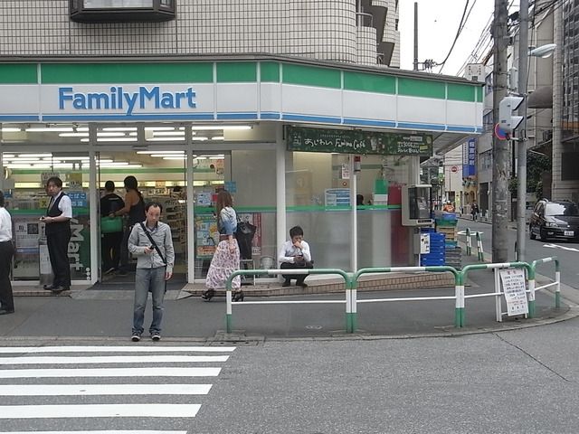 コンビニ　ファミリーマート（コンビニ）まで139m