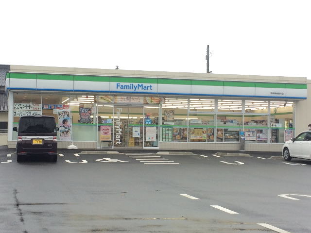 コンビニ　ファミリーマート宇部妻崎開作店（コンビニ）まで589m