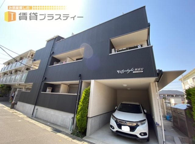 建物外観　閑静な住宅街にひっそりと佇むツートンカラーのおしゃれアパート
