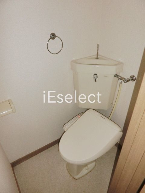トイレ　温水洗浄機能付きのトイレです。