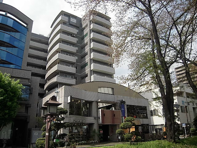 建物外観　緑豊かな氷川参道沿いの閑静な住宅街にある賃貸マンション