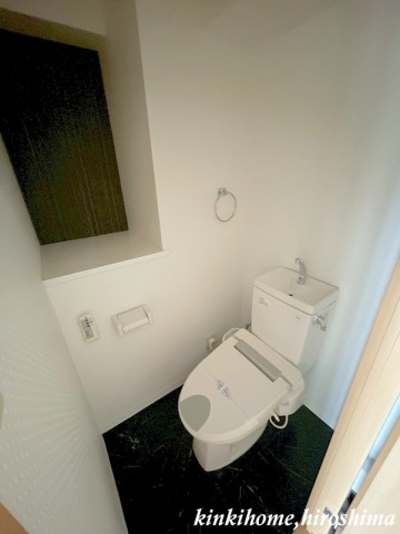 広島電鉄宇品線 市役所前駅 徒歩6分 9階建 築20年のトイレ写真