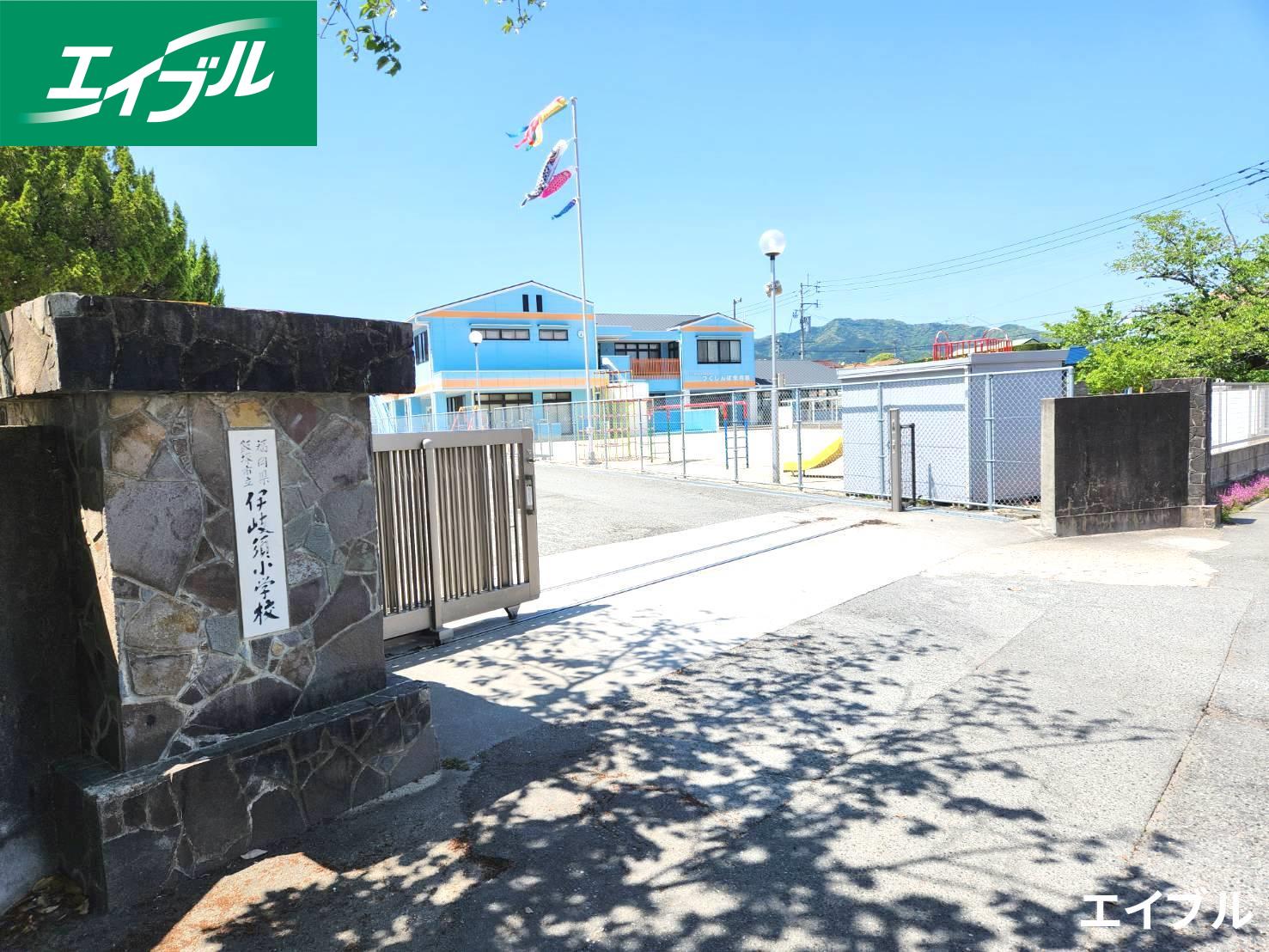 小学校　飯塚市立伊岐須小学校（小学校）まで406m