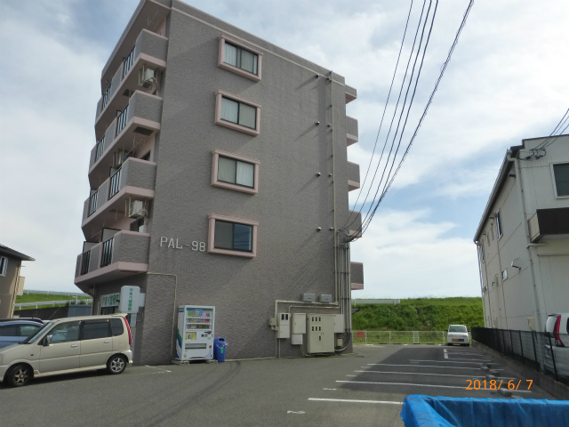 岡山市中区中島のマンションの建物外観