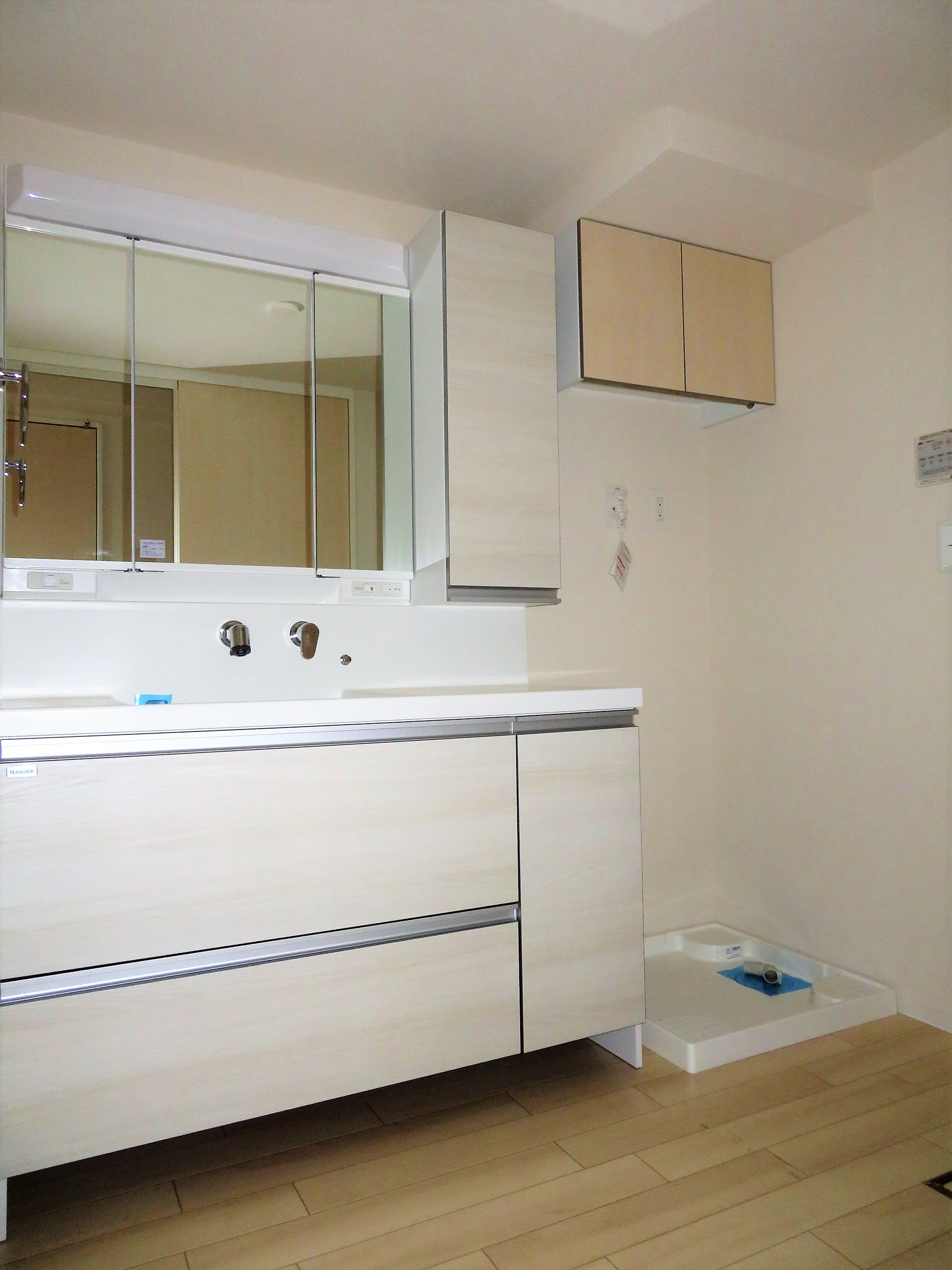 洗面設備　三面鏡付きのシャワードレッサーを搭載です。室内洗濯機置場。