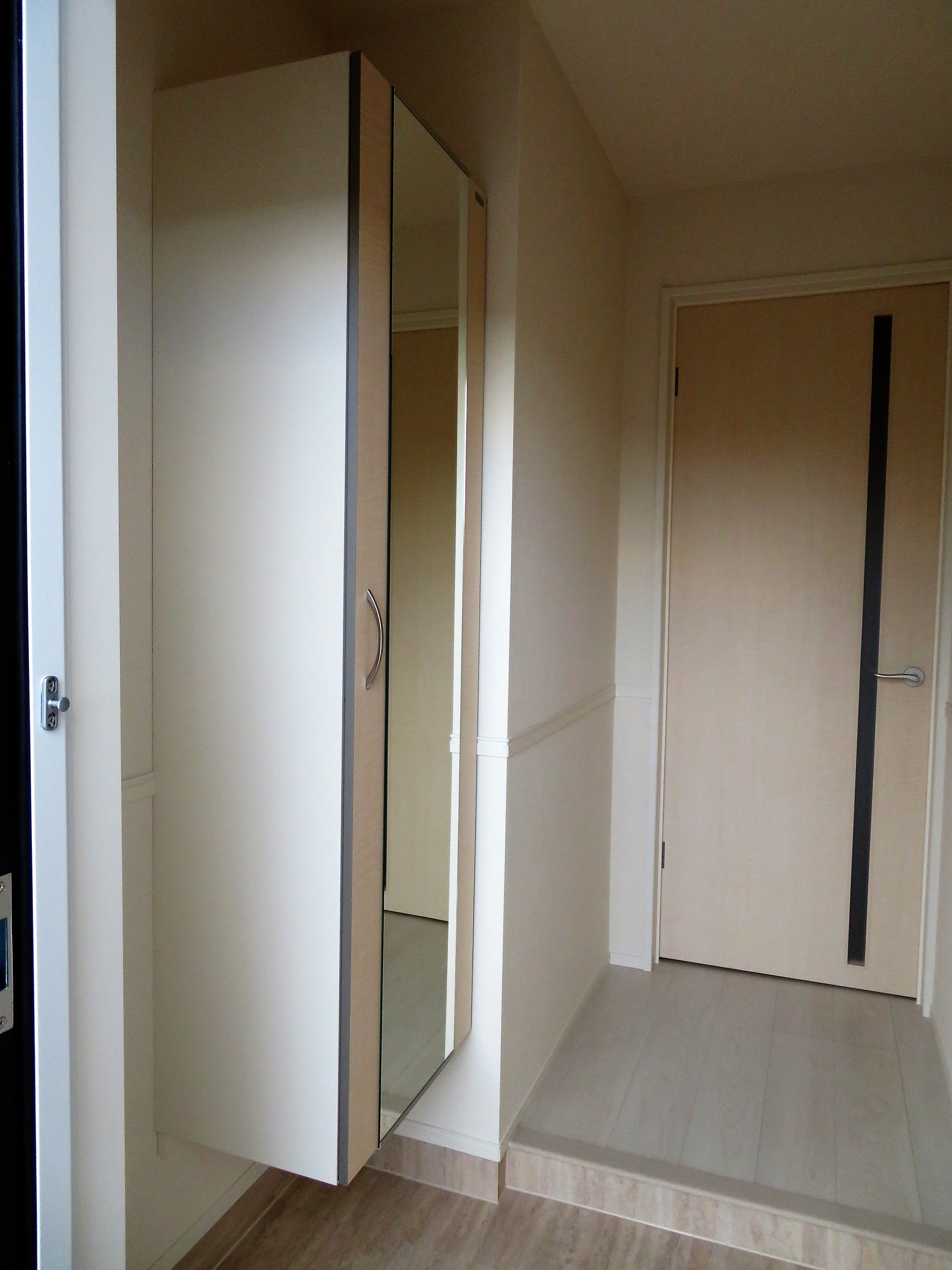 玄関　全身鏡付きシューズボックスです！