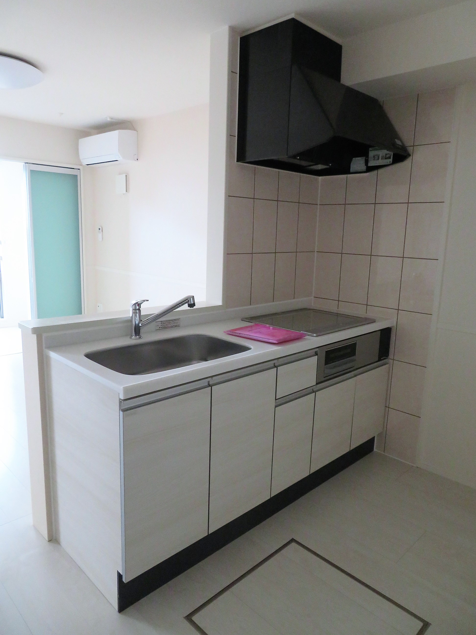 キッチン　人気のカウンターキッチンには2口コンロのシステムキッチン。