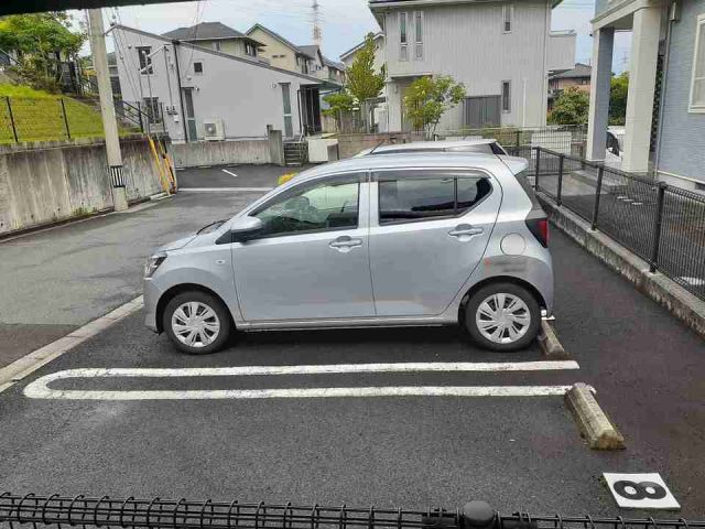 【桑名市陽だまりの丘のアパートの駐車場】