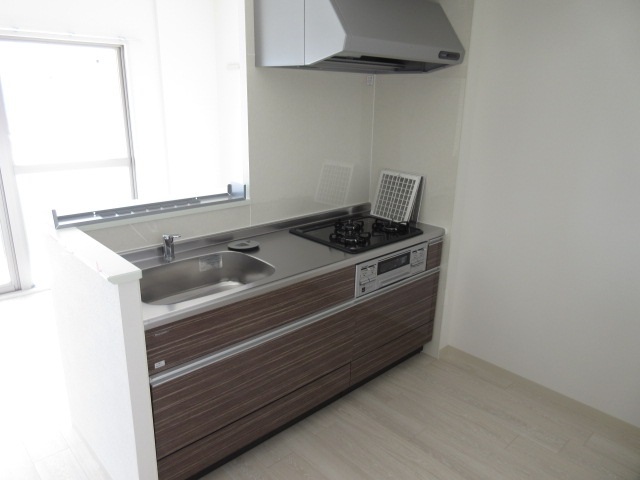 キッチン　３口ガスのシステムキッチン装備