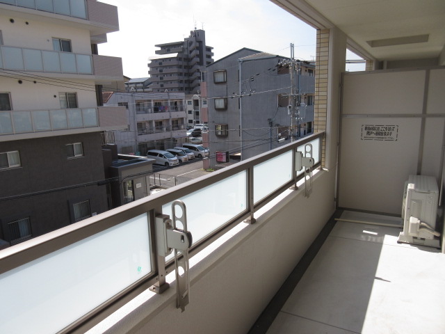 バルコニー　南向きで日当たり良好です。