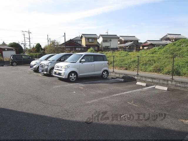 【甲賀市甲南町寺庄のアパートの駐車場】