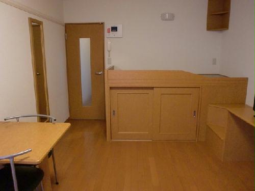 居室・リビング　ハイベッド下はたっぷりの収納つき