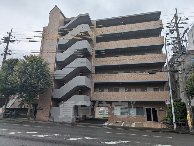 京都市山科区西野山中鳥井町のマンションの建物外観