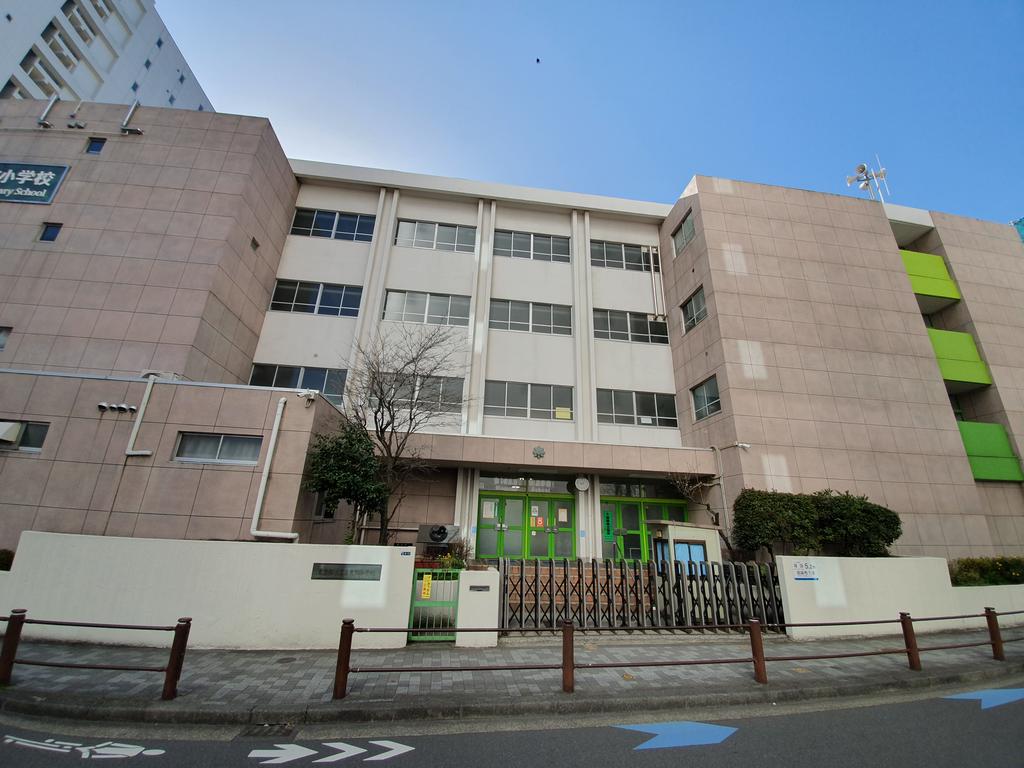 【港区高輪のマンションの小学校】